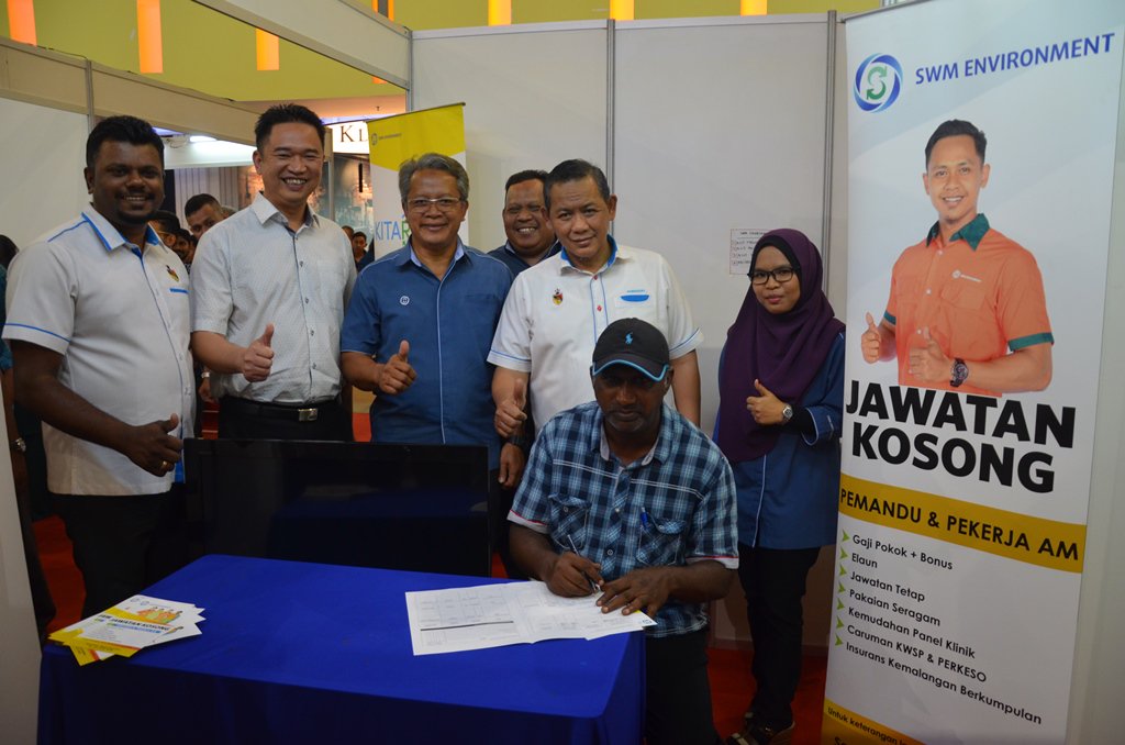 swmenvironment's tweet photo. : Di sekitar kaunter temuduga terbuka sempena Karnival Pekerjaan &amp; Pendidikan TVET Negeri Sembilan 2019 di Palm Mall, Seremban. Disempurnakan dengan kehadiran YAB Dato Seri Hj Aminuddin Bin Harun, Menteri Besar Negeri Sembilan dan YB Tuan Arul Kumar.

#swmsb #swmenvironment https://t.co/Z3Z6UuMADU