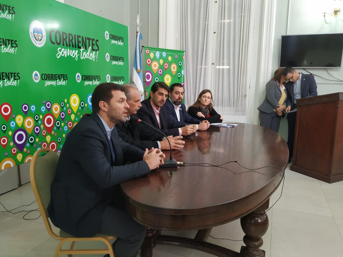 hanke_marcos's tweet photo. Con @lanari_emilio realizamos la entrega de certificados de los cursos dictados en los CIC.
Trabajo realizado con @CorrientesGob @jorge_rivolta y @claumi_8. 
Además realizamos entrega de certificados para que puedan acceder a microcréditos y puedan iniciar sus emprendimientos❤ https://t.co/X8igtgCdhU