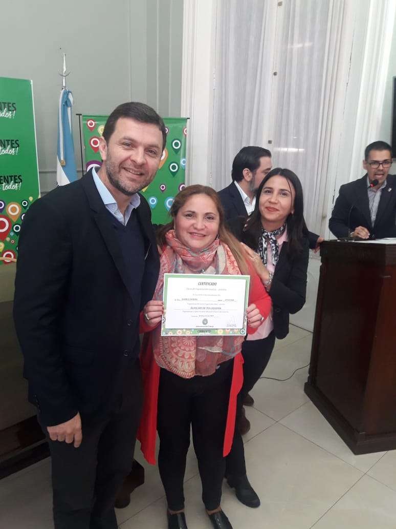 hanke_marcos's tweet photo. Con @lanari_emilio realizamos la entrega de certificados de los cursos dictados en los CIC.
Trabajo realizado con @CorrientesGob @jorge_rivolta y @claumi_8. 
Además realizamos entrega de certificados para que puedan acceder a microcréditos y puedan iniciar sus emprendimientos❤ https://t.co/X8igtgCdhU