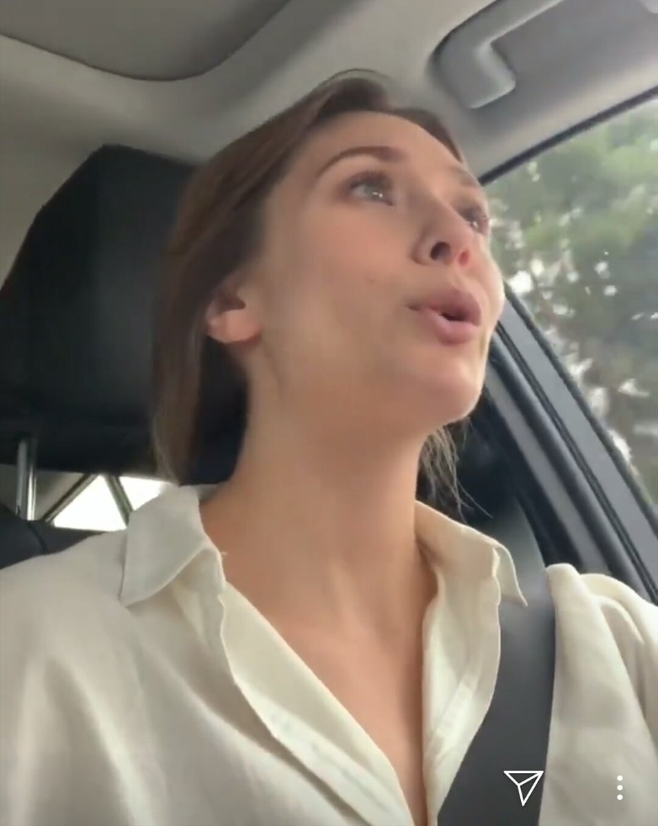 meu deus a lizzie 
saiu do cativeiro 
simplesmente perfeita