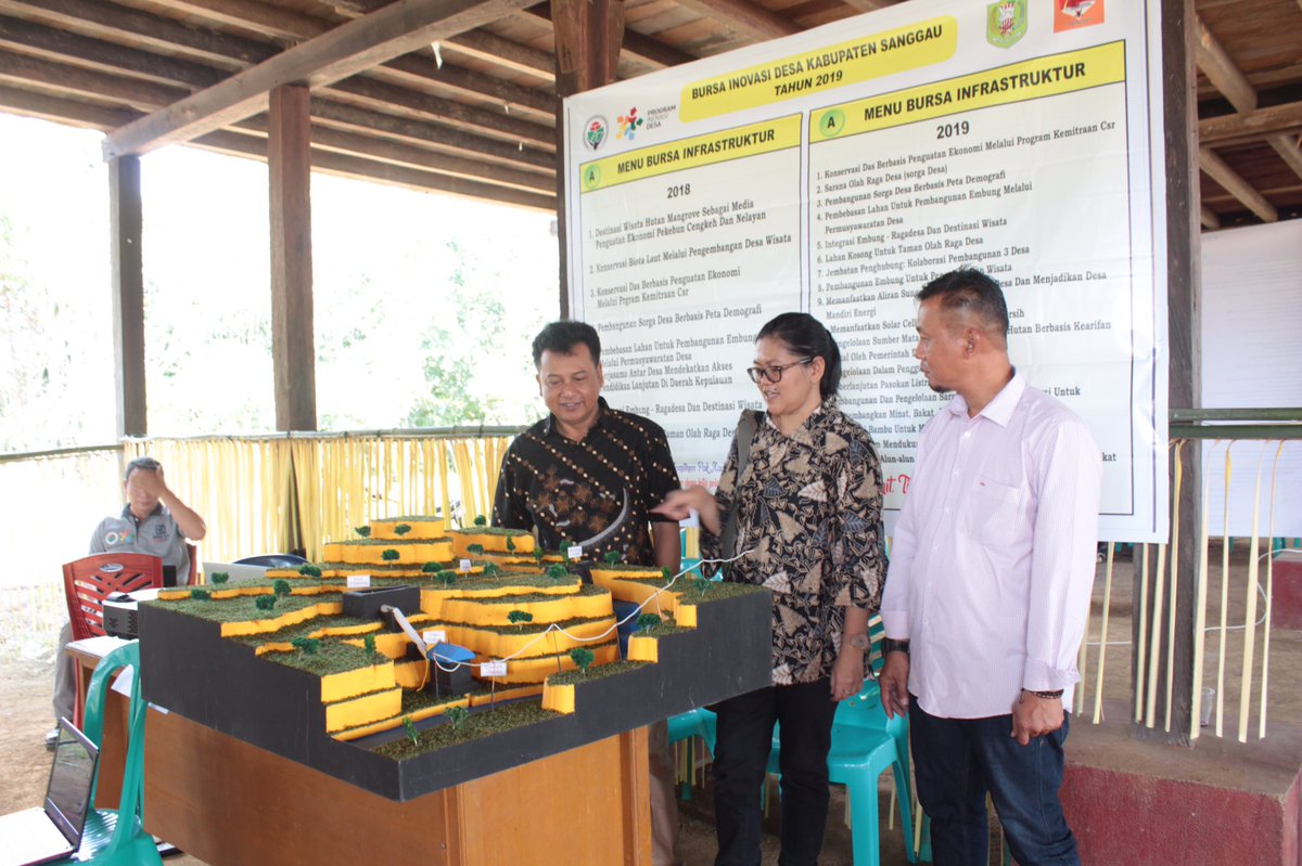 ti2ku's tweet photo. Bersama @wiryocaram mengenal inovasi Pembangkit Listrik Tenaga Mikro Hydro (PLTMH) manfaatkan DAS untuk Desa Mandiri Energi di #BursaInovasiDesa2019 
@Jokowi
@EkoSandjojo
@anwsanusi
@taufikmadjid71
@fachrilabalado https://t.co/afmaYh1v3S