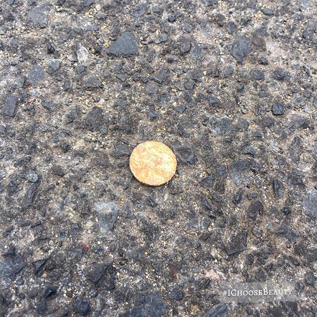 SaharAker's tweet photo. Pretty beat up... but still heads-up. Iβll take it! #findapenny #luckylincoln #ichoosebeauty Day 2065 https://t.co/7nM8rmw5Ad https://t.co/07I9HGhWBp