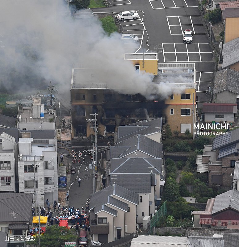 毎日新聞写真部 18日午前10時半ごろ 京都市伏見区桃山町のアニメ製作会社 京都アニメーション 第1スタジオ で火災が発生し 多数の負傷者が出ています 京都府警によると 成人の男が建物内でガソリンのような液体をまいて 火をつけたとの情報があります