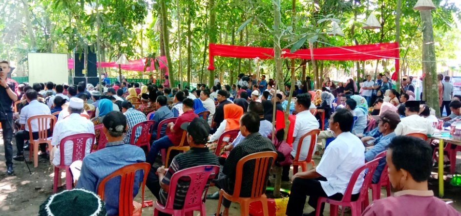 Suryadharma411's tweet photo. 3. Patisipatif. 
Pemerintah desa dan tokoh masyarakat membludak pada
Pelaksanaan BID Kab Gowa.

#BursaInovasiDesa2019
@jokowi 
@EkoSandjojo 
@anwsanusi 
@taufikmadjid71 
@fachrilabalado 
@P3MD_SULSEL https://t.co/dLO3oHTNLy