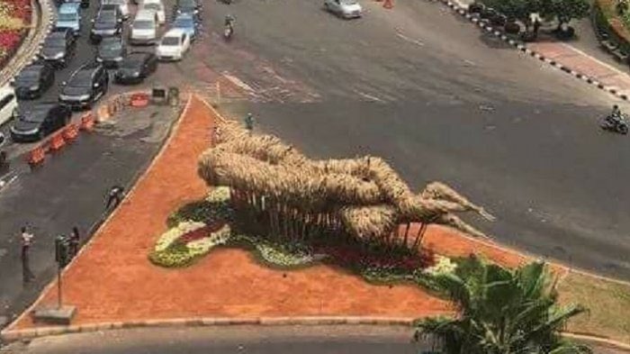 yusuf_dumdum's tweet photo. Wajarlah bambunya rapuh dan patah, makanya dibongkar.

Coba bayangin, hampir setahun loh "Bambu seksi" ini kehujanan dan kepanasan dengan posisi rangkulan tanpa selimut. 😭

Kebijakan @aniesbaswedan memang brilian buat umat #Jkt58 👍 https://t.co/1Ww5Dskztt