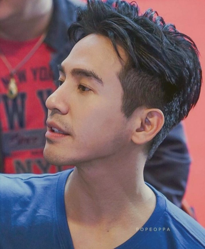 Tui67910792's tweet photo. นั่งทบทวนชีวิตติ่งของตัวเองแล้วงงใจว่ามาไกลขนาดนี้ได้ยังไง ที่บ้านแค่รู้ว่าชอบโป๊ปก็แปลกใจกันแล้ว เพราะเราเป็นคนไม่ดูละคร ถูกมองเป็นคนเงียบๆเฉยๆ นี่ยังไม่มีใครรู้นะว่าเราปั่นเทรนด์ เล่นทวิต เข้าด้อม เสพสินค้าที่เมนเป็นพรีอย่างจริงจัง เรามาไกลขนาดนี้เพราะผู้ชายคนนี้จริงๆ #popezaap https://t.co/LCK1cW3nMm