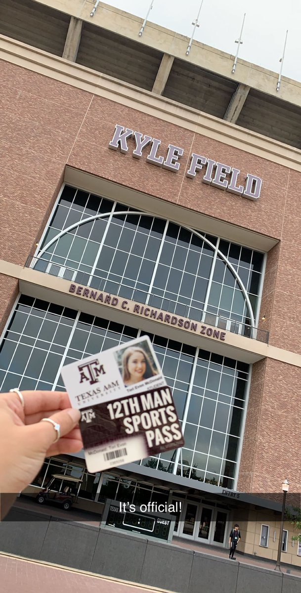 torim21's tweet photo. Day 1 of NSC✅                                             Finally meeting the Yell Leaders ✅     Let’s just say it was a pretty good day!!   @Aggiebound #Tamu23 https://t.co/PtAC1WlXK1