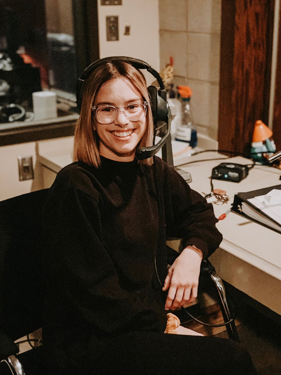 sadeframness's tweet image. Before and after waiting for actors to get into places 🤣😴 #stagemanager #stagemanagerhumor #stagemanagerproblems