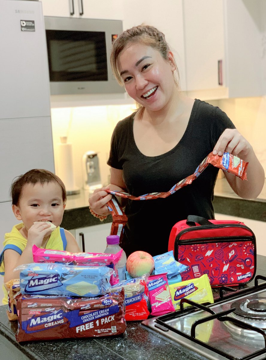 anneclutz's tweet photo. #MagicMoments talaga every time nagpeprepare kami ni Joo ng baon nya. Pero ito sya, di mapigilan kumuha at kumain na agad ng Magic Junior! Sharing a Mommy tip, make sure to pack your kid’s paboritong snack para lagi silang excited for school! #BackToSchoolMagic @MagicCrackers https://t.co/qfiiliRIYP