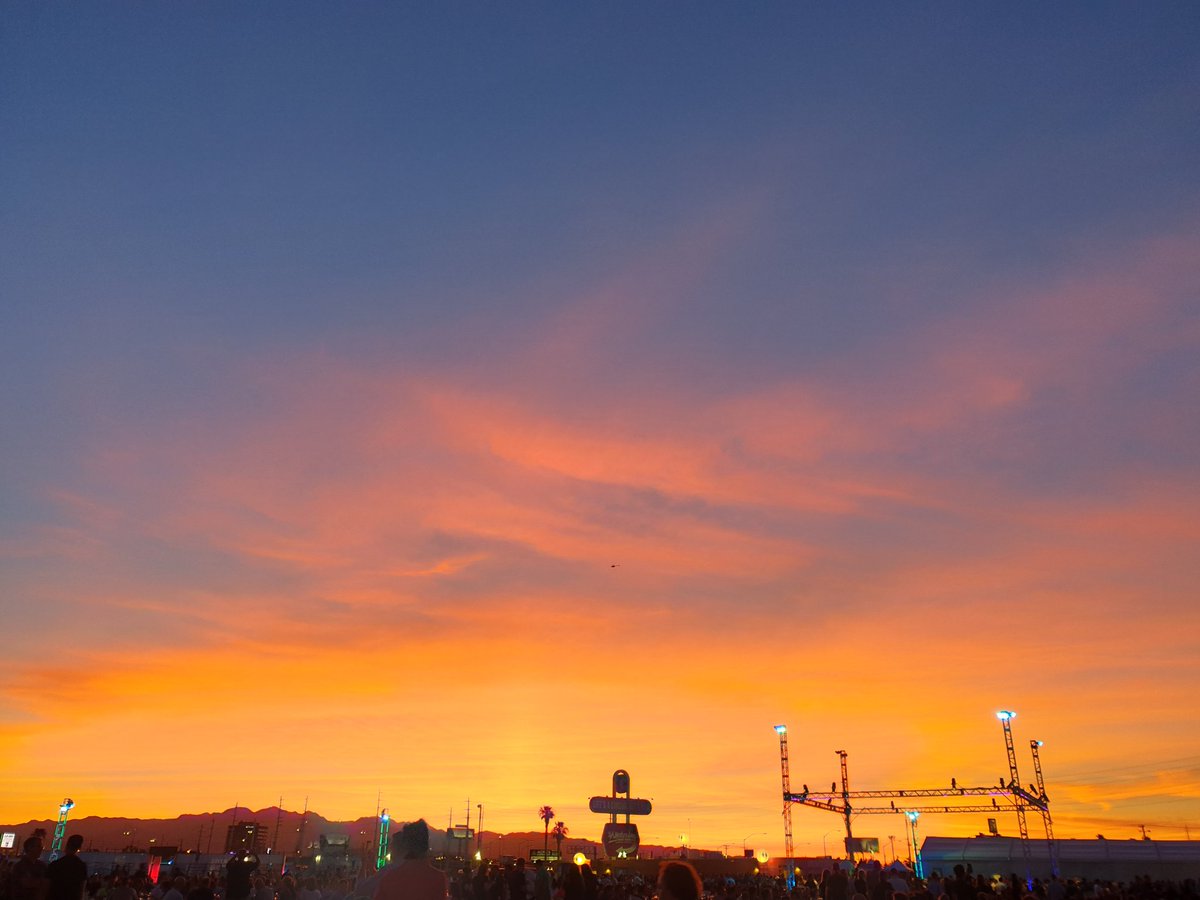 #sunset time in #Vegas 
the sky is setting the right atmosphere for <a href="/QueenWillRock/">Queen</a> concert #MSInspire #HPEMSFT thrilled to be here 
<a href="/Paolo_Delgrosso/">Paolo Delgrosso</a> <a href="/Fede_Damiani/">Federica Damiani</a>