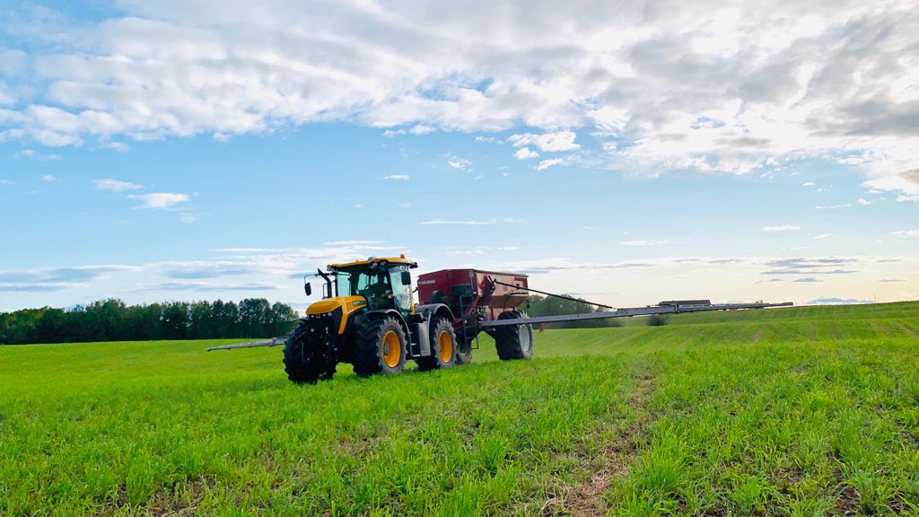 First time spreading with the JCB. Some nice features for sure and definitely a smooth ride.