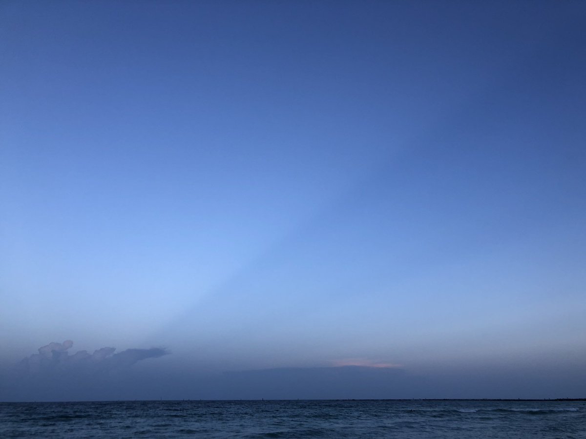 TDIAct's tweet photo. Streaks of shadows cast about the South Beach sunset sky. #Sunset #Miami #MiamiBeach #FL #Sky #Sunshadows #StormHour #SoBe #paradise @spann #weather #photoHour https://t.co/zO2ecHFAoZ