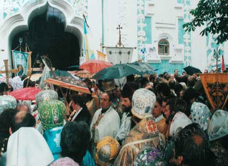 falledlenin's tweet photo. Св.Софія була вщент заповнена Беркутом. Люди почали рити могилу прямо в тротуарі, ламаючи асфальт та поховали Володимира біля брами св.Софії. Коли тіло вже було засипано землею, міліція вийшла з воріт храму та почала "зачищати" площу, бити лежачих людей та шматувати укр.прапори. https://t.co/2z5n3UwCbY