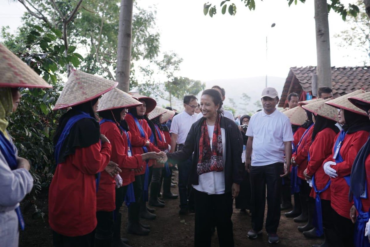 ForHumBUMN's tweet photo. Tahukah kamu? Kopi Arabica milik PTPN XII diminati pasar luar negeri lho. Karena itu Menteri BUMN Rini M. Soemarno mendorong @PTPNXII untuk meningkatkan produksi kopi Arabica.
.
#ptpn12 #kopi #banyuwangi #menteribumn #bumnhadiruntuknegeri #fhbumn https://t.co/zGAfabFoEi