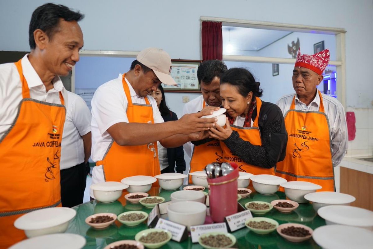 ForHumBUMN's tweet photo. Tahukah kamu? Kopi Arabica milik PTPN XII diminati pasar luar negeri lho. Karena itu Menteri BUMN Rini M. Soemarno mendorong @PTPNXII untuk meningkatkan produksi kopi Arabica.
.
#ptpn12 #kopi #banyuwangi #menteribumn #bumnhadiruntuknegeri #fhbumn https://t.co/zGAfabFoEi