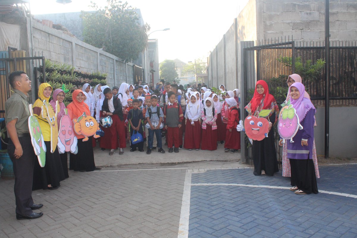 sdjuaraparagon's tweet photo. Ayo sambut siswa juara di hari pertama sekolah. #MPLS #POSTER #haripertamasekolah #imsharing #imhappy @rumahzakat @Filantra1 @paragon https://t.co/QE3nHqcrpn