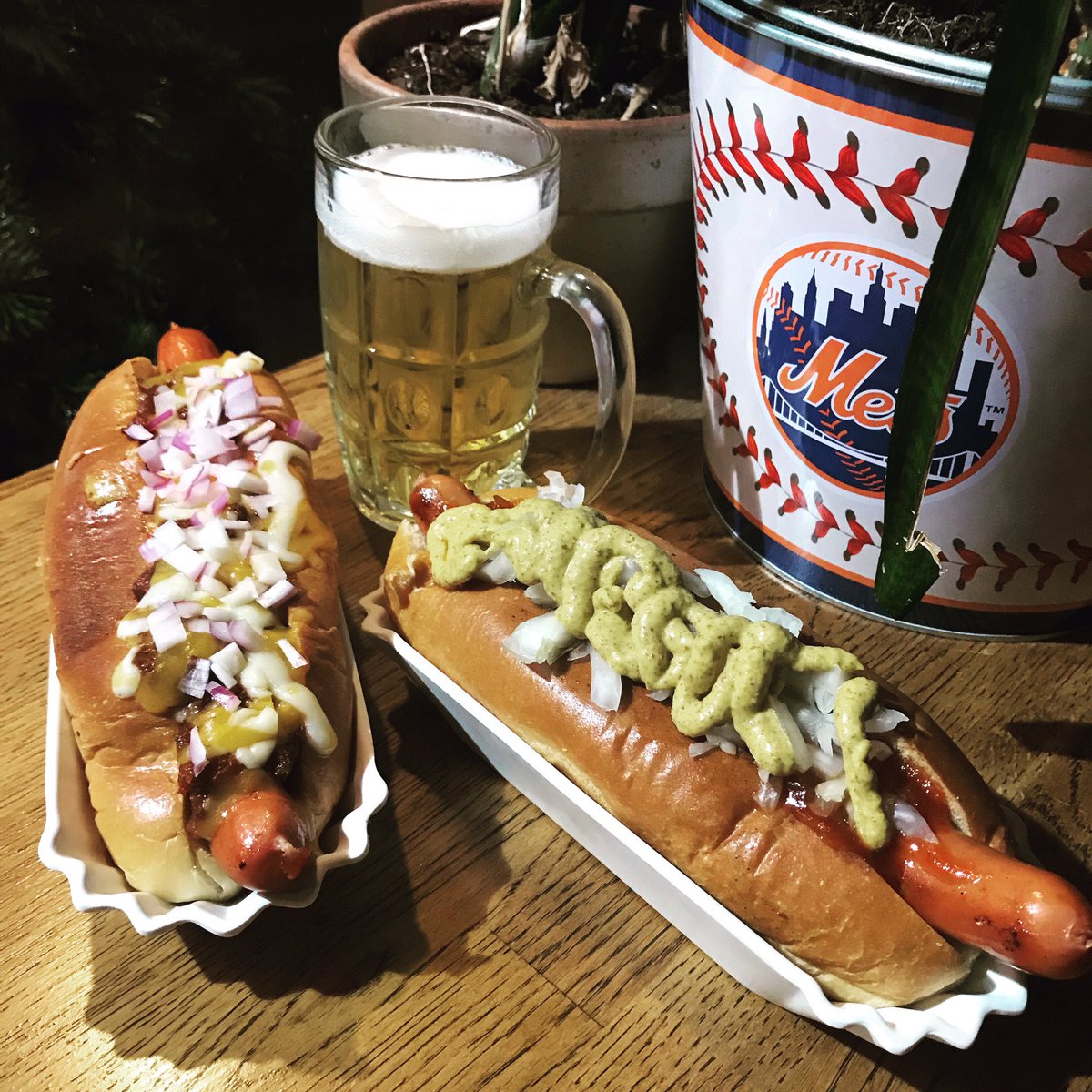 LionsHead109's tweet photo. Everyday is #NationalHotDogDay when you’re here. #LGM #MetsBar https://t.co/XQOa3NWyea