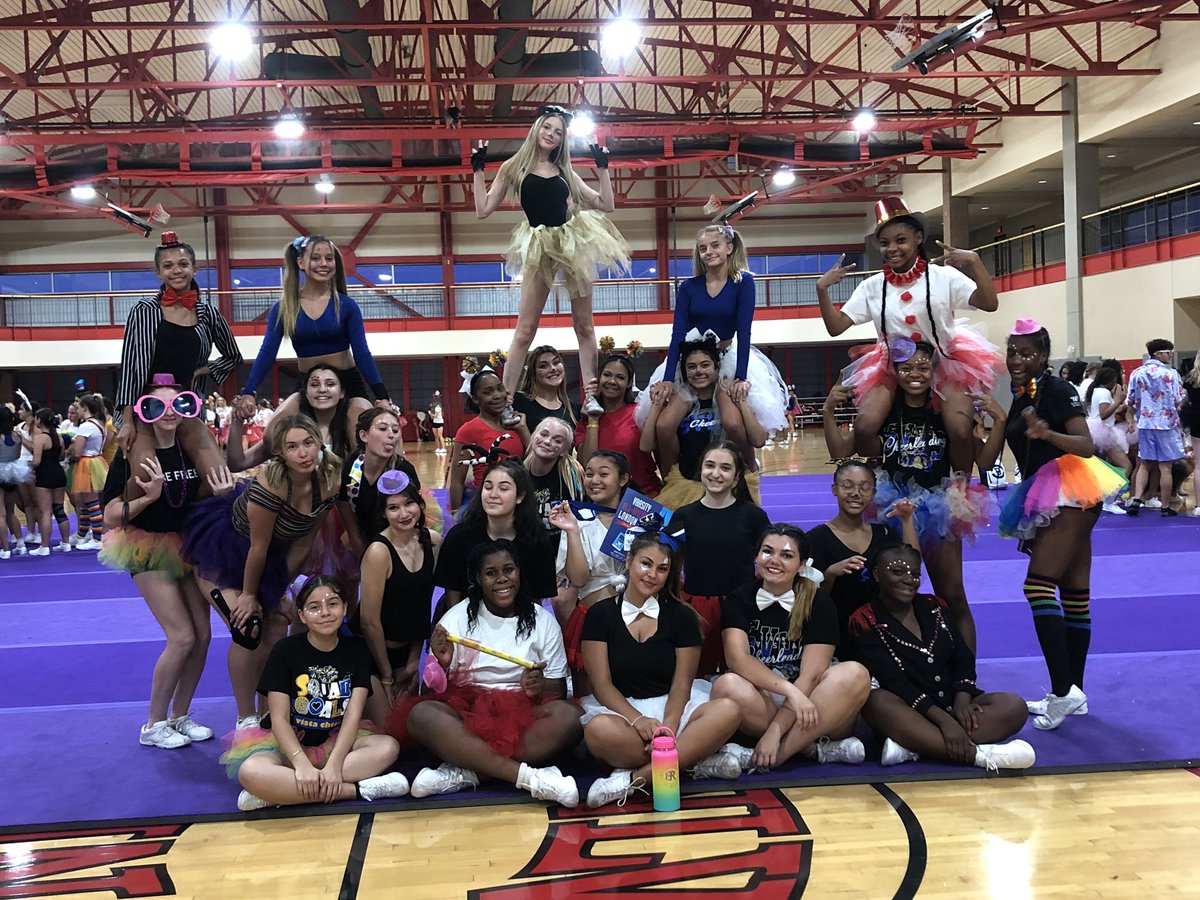 SvhscheerL's tweet photo. What a great day 3 Cheer Camp🎪🎪#vistacheer #SquadGoals #svhs #cheercamp2019 https://t.co/E0k3grR47O