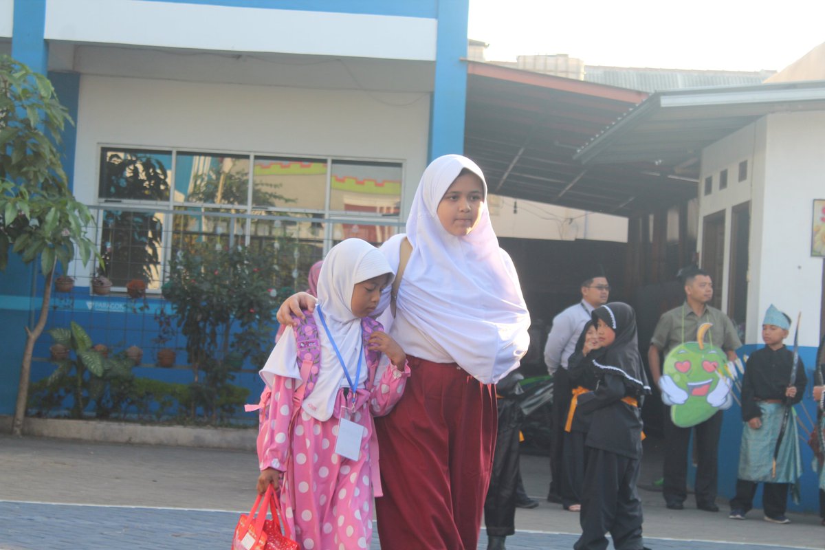 sdjuaraparagon's tweet photo. Menciptakan suasana kekeluargaan dan persaudaraan siswa baru dengan semua warga sekolah adalah salah satu tujuan Masa Pengenalan Lingkungan Sekolah atau POSTER #MPLS #POSTER #imsharing #imhappy @rumahzakat @Filantra1 https://t.co/Q4cq4XW0VJ