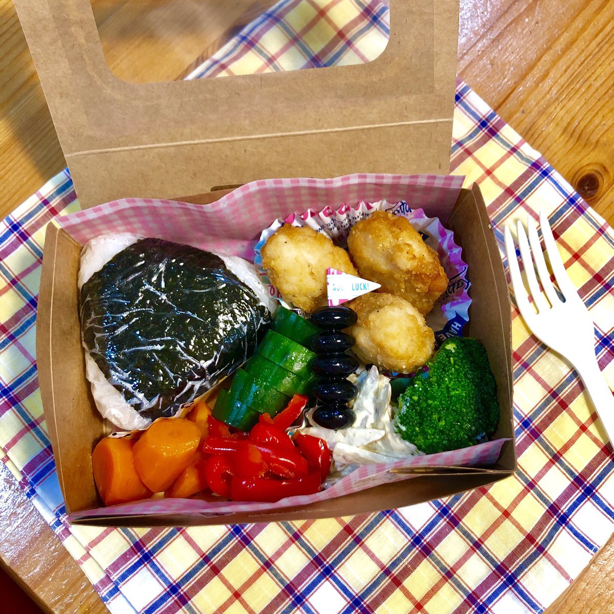 Sappy 今日から息子は 幼稚園 のキャンプ お弁当 箱は捨てられる容器で 電車の中でお友達と楽しく食べたはず 雨だけど それもまたいい思い出だ 楽しんでおいで