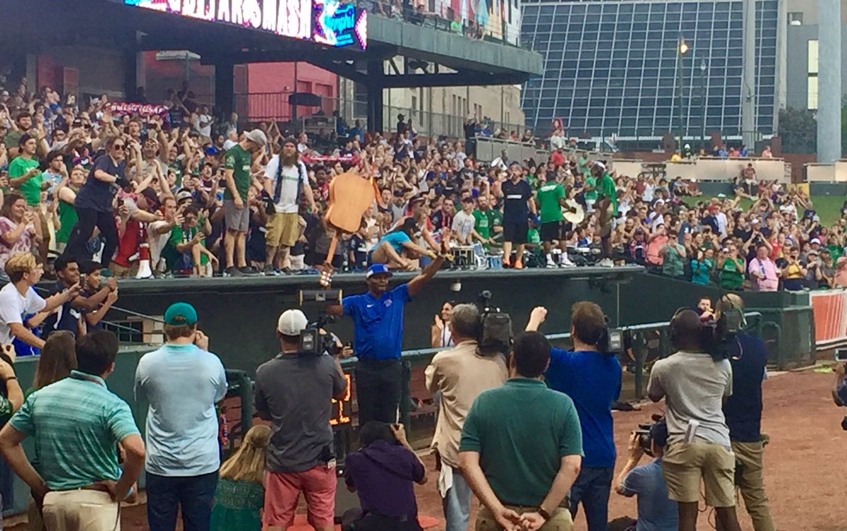 carriestrehlau's tweet photo. Penny smash. 🎸🤘🏻@Memphis901FC #DefendMemphis ⚽️ @Iam1Cent https://t.co/GcKDu5zum8