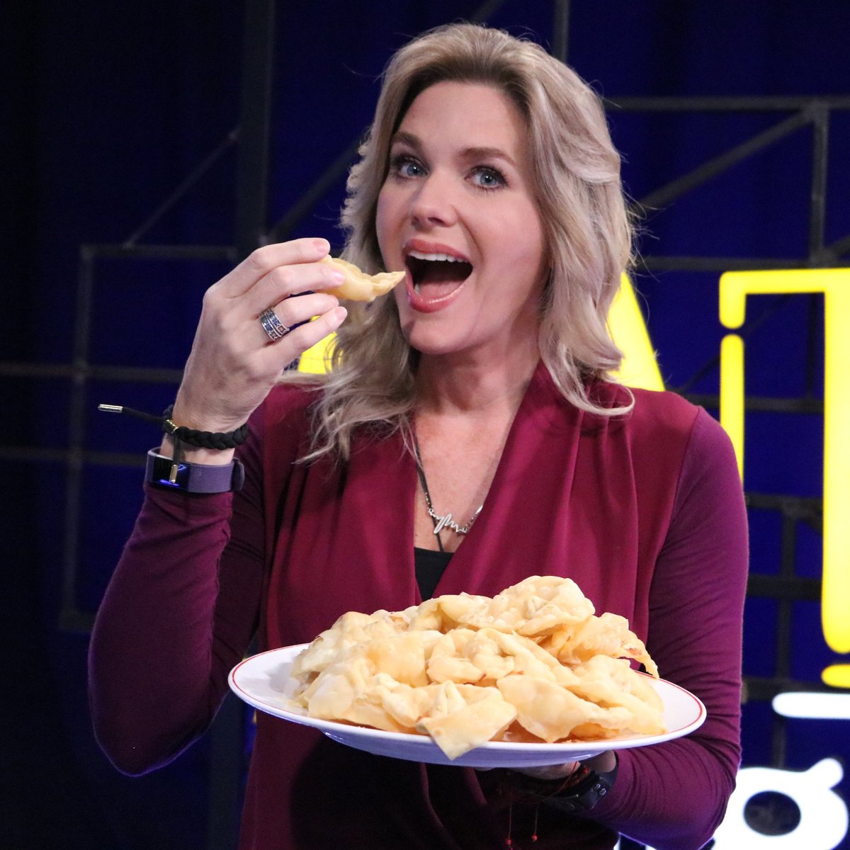 ¡Una grande! 🙋🏼‍♀️
La gran <a href="/Sonya_Smith/">Sonya Smith</a> 🌹 llegó con lo mejor de su nueva obra #Divinas. 👠💄⭐
📱 Míranos por @movistarpluspe ó por la App #MovistarPlayPerú 
goo.gl/YEHxbd