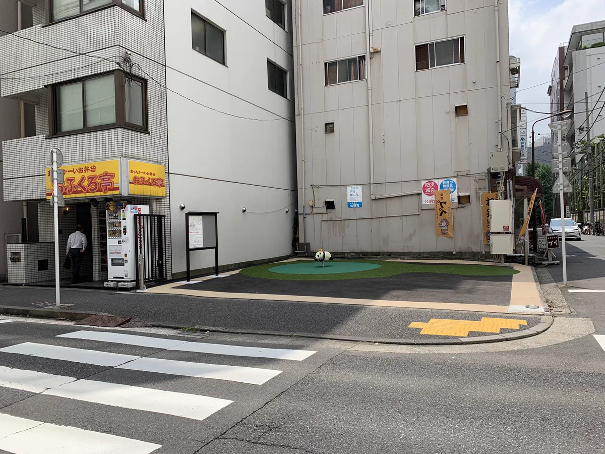 なんでこんなところに？街角のパンダ公園が奇妙！