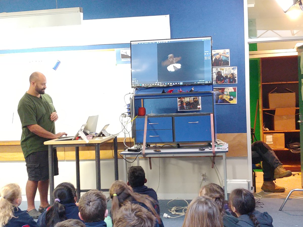 MiniDevsNIS's tweet image. The @MiniDevsNIS helping out at the #HackMini with people coming in from #MinecraftEdu to help us!