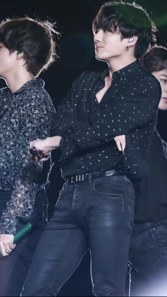 ジョングクの太ももラインが素晴らしい… ジーンズのパツパツ感がよき