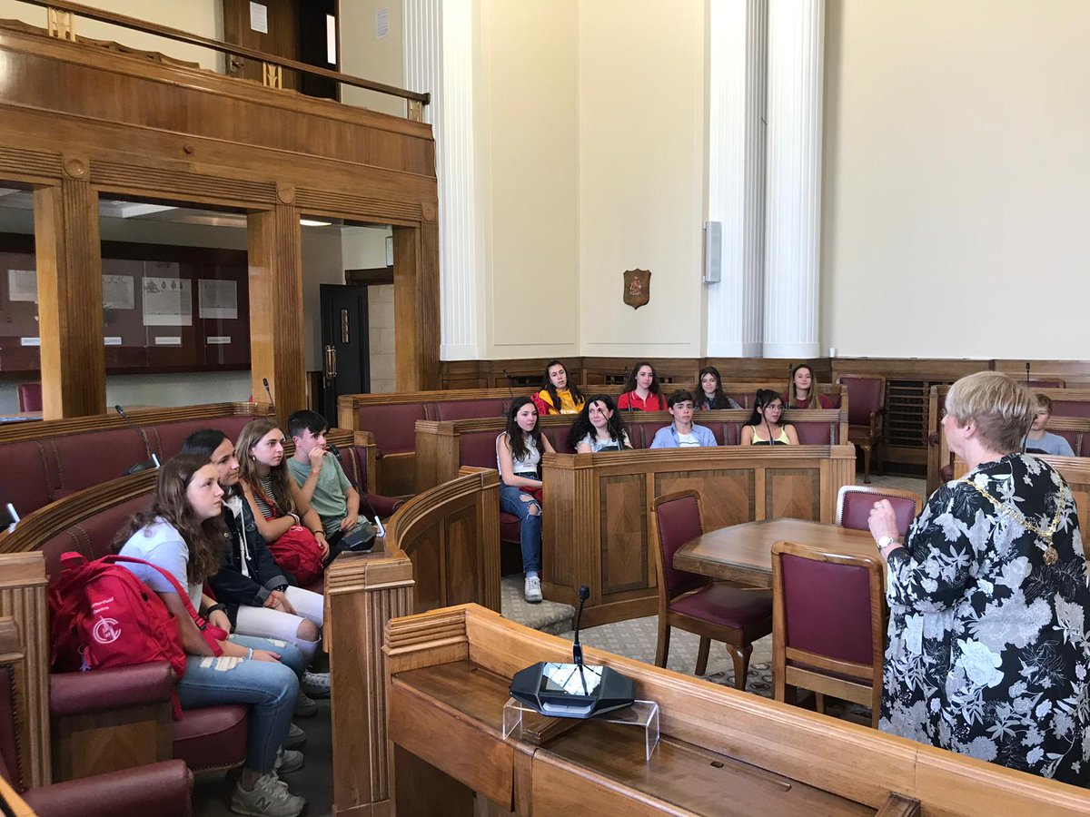 ChesterfieldCen's tweet photo. Visita al Town Hall de Chesterfield 🏫 https://t.co/GpNaFmSk1I