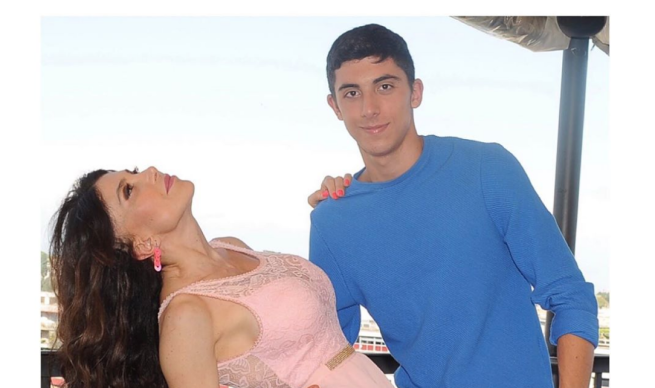 zazoomblog's tweet image. Carmen Di Pietro sbatte fuori casa il figlio 18enne: “Trovati un lavoro e una casa è il mio regalo” - #Carmen #Pietro #sbatte #fuori #figlio zazoom.it/2019-07-18/car…