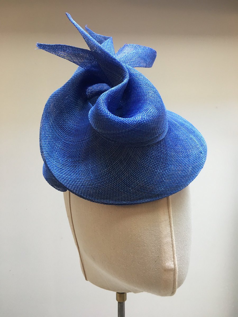 MHMillinery's tweet image. #LatestPiece  #millinerymaker. Final stitches sewn Monday morning, and by the afternoon it was chosen for @NewmarketRace #ladiesday.  Didn’t win @velvetmag Best Dressed 😞. But I ❤️ it
 
#millinery #millineryinfo #racingfashion #velvetmagazine #newmarket #shoplocal #mysw