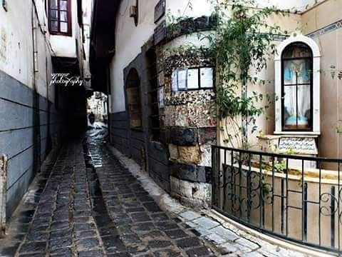 SY_Adab's tweet image. سأَبْكِي - إِنْ بَكيتُ - على بِلادي
على وَطَنٍ تَوشَّحَ بالسَّوادِ
على الأَحْلامِ ذابَتْ مِثْلَ مِلْحٍ
وضاعَتْ تحتَ أَكْوامِ الرَّمادِ
على الأَشْيَاخِ في نِيران حَرْبٍ
على أمٍّ .. على طِفْلٍ يُنادِي
على أَرْضِ الشآمِ وقد أُذيقَتْ
مِنَ الخذلانِ ما أَدْمَى فُؤادِي
- حسان قمحية