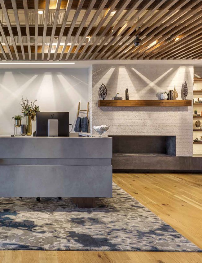 Neolithfrance's tweet photo. Neolith® se distingue pas son adaptabilité à différentes applications, grâce à ses différents formats et épaisseurs. Dans le cas présent, le modèle Phedra a été appliqué sur le bureau et le modèle Iron Moss sur la cheminée du Centre Technologique de Microsoft. #Neolith https://t.co/ICkBycevbY