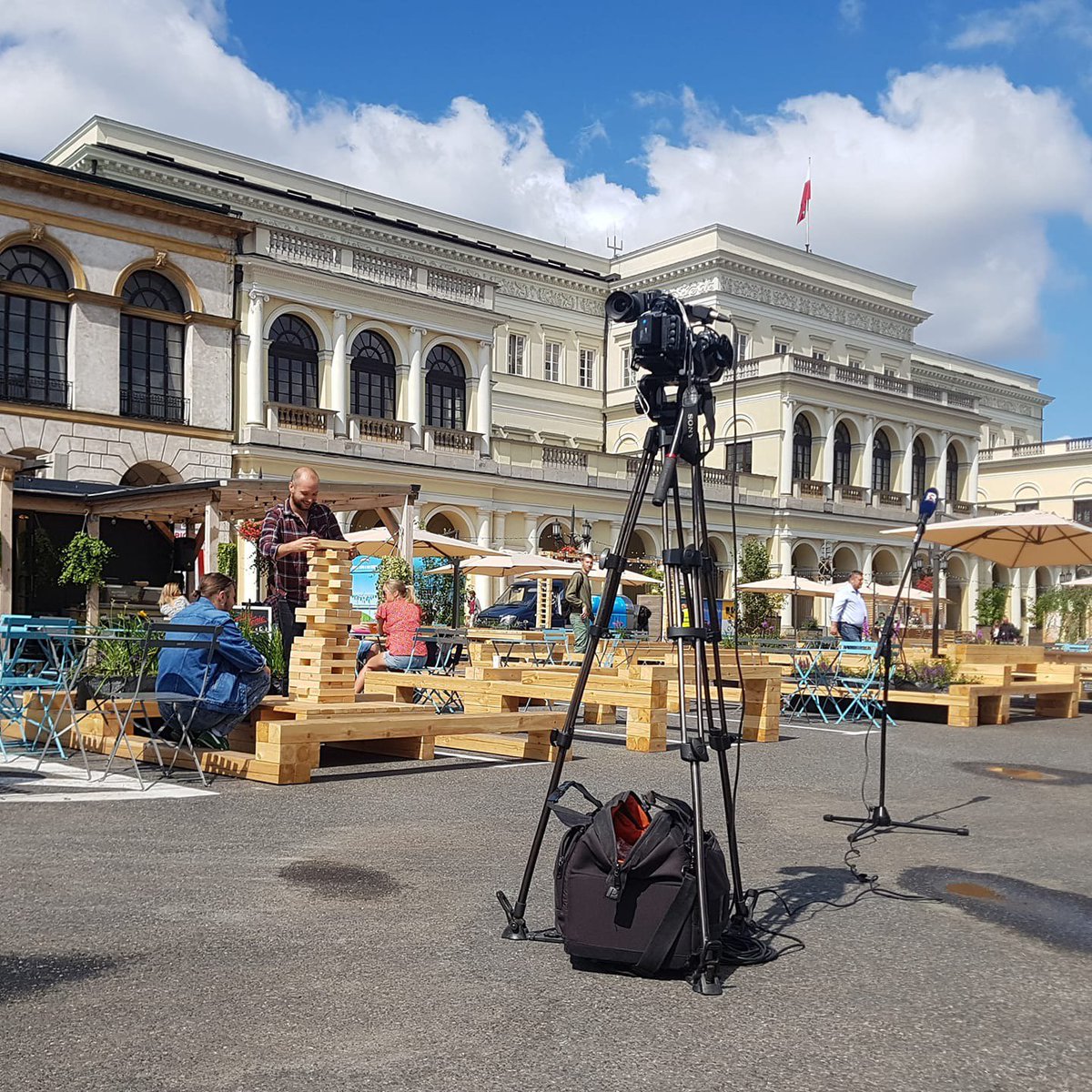 Dzisiaj, na #PlacBankowy pierwsza konferencja polityczna. Po rozstawieniu kamery dziennikarze <a href="/TVRepublikapl/">TV Republika</a> grają w jengę. Fajnie! To miejsce jest o dobrej energii, uśmiechu i szacunku do drugiej osoby, niezależnie od tego kim jest. I naprawdę działa 🙂 ✌#WarszawaDlaWszystkich