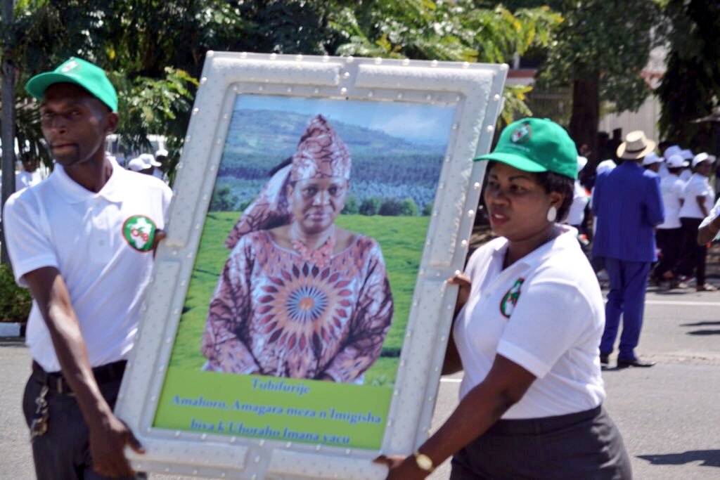 L'épouse du dictateur #Nkurunziza envisage une visite au #Queensland en #Australia du 1- 5 août 2019. Les invitations sont partagées discrètement entre militants du <a href="/CnddFdd/">CNDD-FDD</a> en Australie.
Sous des apparences religieuses, Denise Nkurunziza représente un régime sanguinaire #Burundi