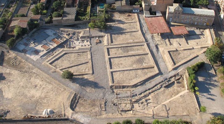 MartaFdezJurjo's tweet photo. Descobert l’#esquelet d’un individu de l’època tardo-romana i visigòtica entre els s. II i VIII d.C., dins d’un #sarcòfag de pedra molt ben segellat, durant la campanya d’#excavacions a la zona de les #termes de la #Iesso romana de #Guissona #Segarra 
#Arqueologia #excavantIesso https://t.co/X0JEIxrXST