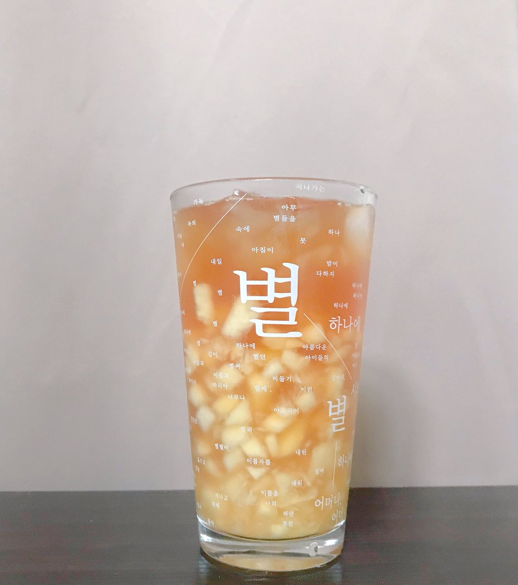 최애 복숭아 아이스티 레시피 찾았다!! 
1.  복숭아 한개 다져서 설탕에 버무리고 레몬즙 살짝 뿌려서 차갑게 두기 🍋🍑
2. 홍차 3g을 100ml 4분 정도 우리고, 컵에 복숭아-얼음-차 순서대로 부어서 살짝 저어주면 끝!! 저는 차도 살짝 식혀서 부었어요! 대박 존맛 아이스티 마시고 행복해지세요!☺️💕