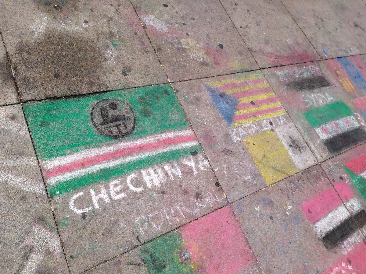 RedLeonMemes's tweet photo. Poco se habla de que ayer en Alexanderplatz había una bandera chechena, una estelada y una de los rebeldes sirios juntas https://t.co/LVLWfENP14