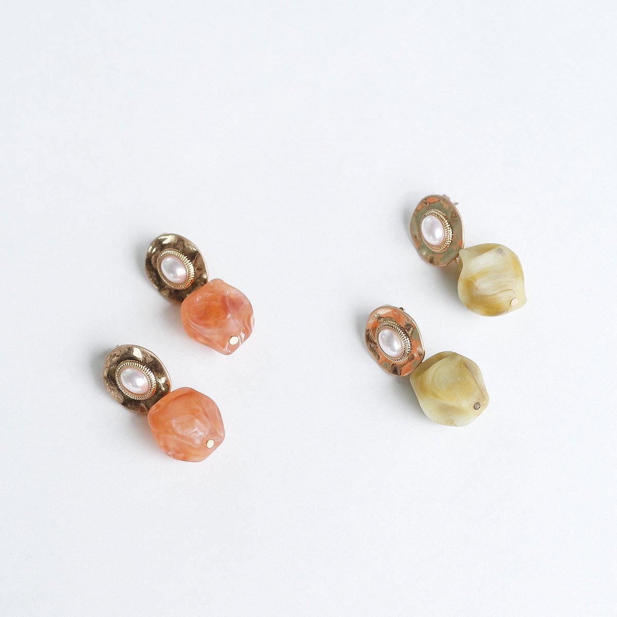 crisp_joy's tweet photo. 【 NEW  ARRIVAL 】

petal boquet earring
#c3ak2512
(blue,white)
¥2,500+tax

flow flower earring
 #c3ak2530
(white)
¥1,900+tax

swaying flower pierce
 #c3ak2513
(purple,white)
¥1,900+tax

pearl plate pierce
#c3ak2521
(khaki,brown)
¥1,500+tax https://t.co/bpaU5cQ9Bg