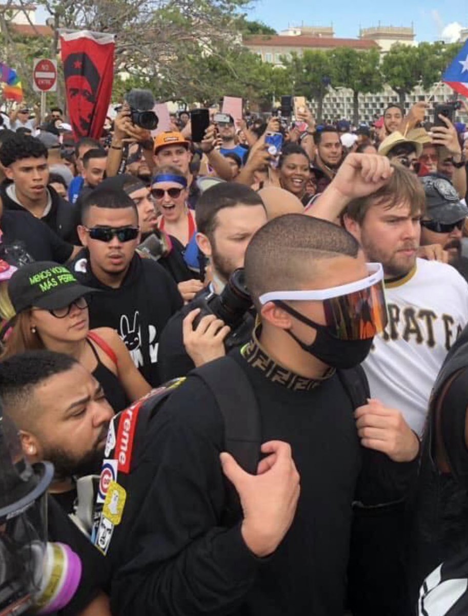 GaryYavier's tweet photo. Bad Bunny protesting wearing Fendi, siempre fashion nunca infashion. https://t.co/fePdM23Csx