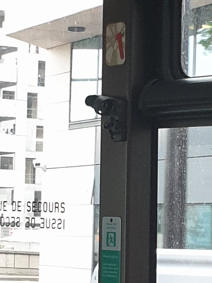 Matmatah41's tweet image. @ClientsRATP bjr. Un crime a-t-il été commis dans le #bus396 ? Premier indice, il manque le pic à glace. Bus 6096 de la ligne 396 #RATP @IDFmobilites @Asso_usagersidf