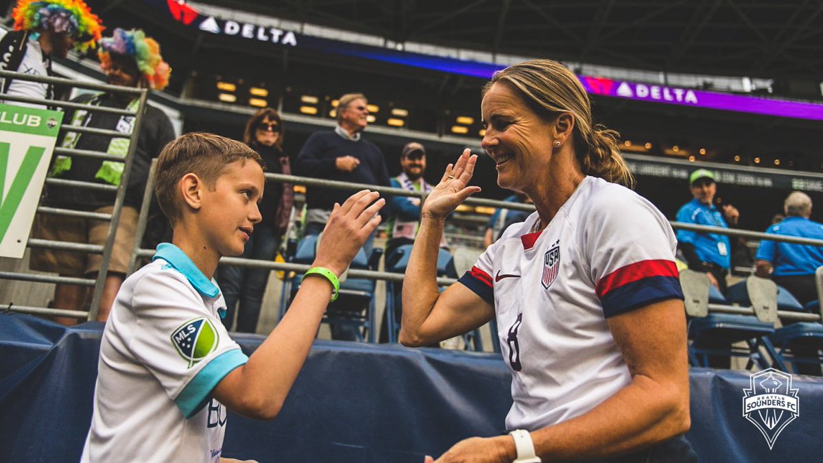 SoundersFC's tweet photo. It was a blast having @USWNT legend @brandichastain at @CenturyLink_Fld last night! 🇺🇸👏 https://t.co/2p8AkNKTXt