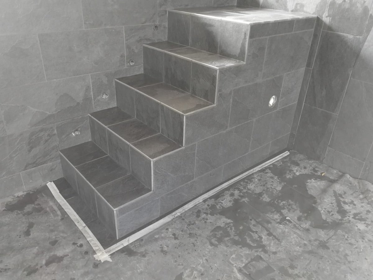 Roblowetiling's tweet image. Pool finished this week in Buckinghamshire. 600x 300 tiles. Using @KerakollUK biogel nolimits adhesive