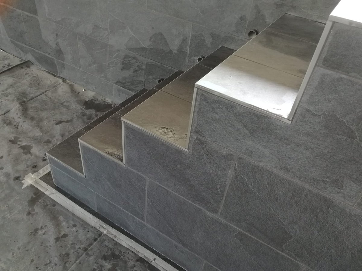 Roblowetiling's tweet image. Pool finished this week in Buckinghamshire. 600x 300 tiles. Using @KerakollUK biogel nolimits adhesive