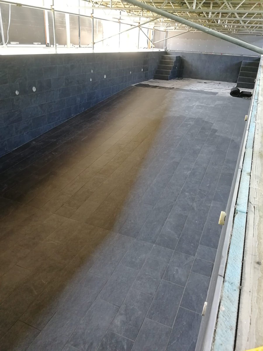 Roblowetiling's tweet image. Pool finished this week in Buckinghamshire. 600x 300 tiles. Using @KerakollUK biogel nolimits adhesive