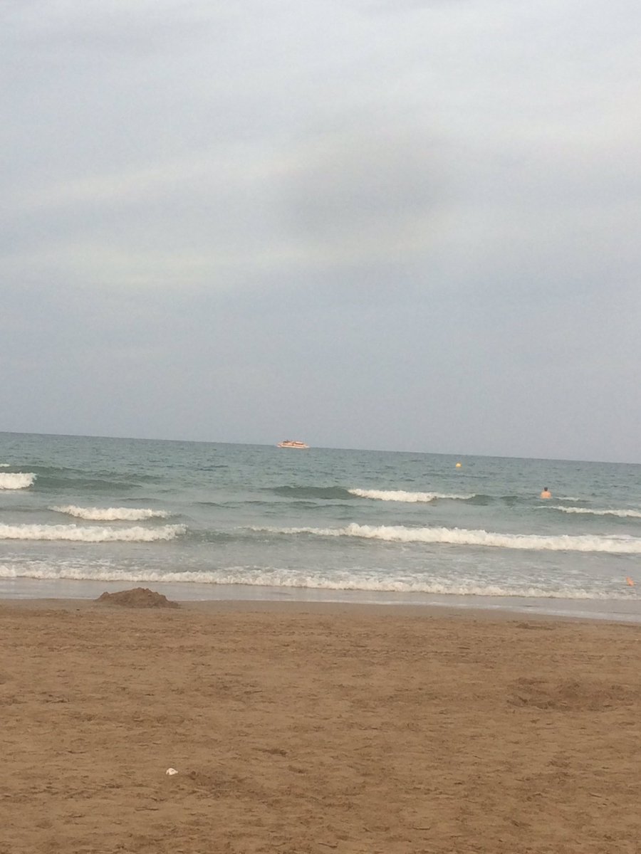 darja29508775's tweet photo. After theoretical part on “the dynamics of ocean waves“ @ICIAM2019 we made practical tests #Valencia #math #notpure P.S. the black #Paela is the best https://t.co/CNnoHcX7wa