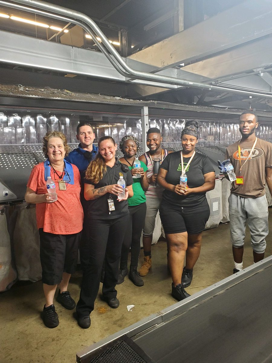 2AM is LAST CALL FOR H2O!! #BeatTheHeat Special thanks to frontline supervisor Katie Michio for giving out waters to her whole team! #keys2mysafety #Teamphlsnaps #TogetherWeAreUPS @ChesapeakUPSers @JohnEitel2 @UPSTrayceParker @phillyteamsfan8 @EricLinderUPS