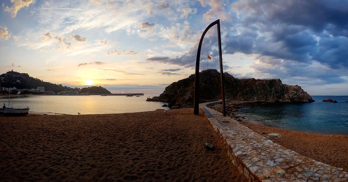GispertJulia's tweet photo. Bon dia. Albada al portal de la Costa Brava. 😍😍😍
#caminatesmatineres #bondia #surtelsol #Blanes #CostaBrava #mar #mer #sea #Mediterrània #portaldelaCostaBrava #nofilters #324eltemps #gemmapuigf #francescmauri https://t.co/lwT9nSd7di