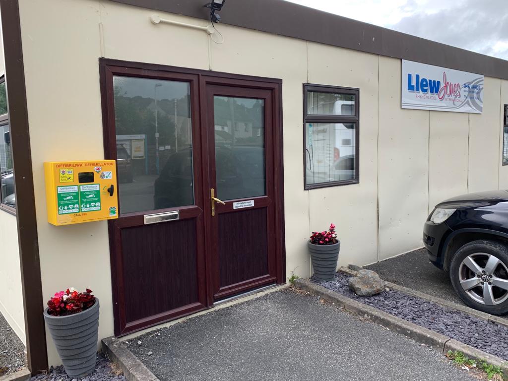 AchubCalon's tweet photo. 24/7 defib at @LlewJonesLtd, #Llanrwst. Opposite @tfwrail Llanrwst North train station it is coveniently located for rail passengers, the units of Station Yard &amp; the northern part of the town

The station &amp; Llew Jones Coaches will be busy with passengers during the @eisteddfod https://t.co/Nit13TotNx